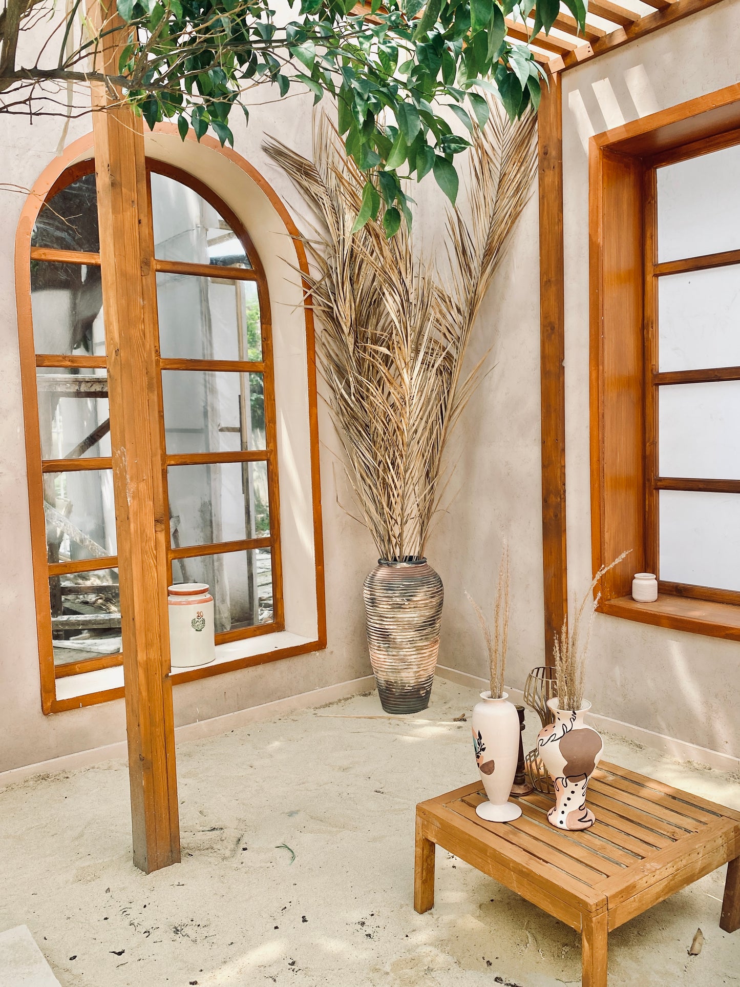THE OASIS LOUNGE